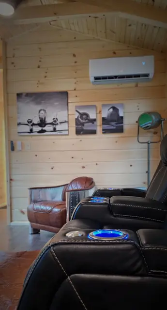 The Aviator, living room, photo 1