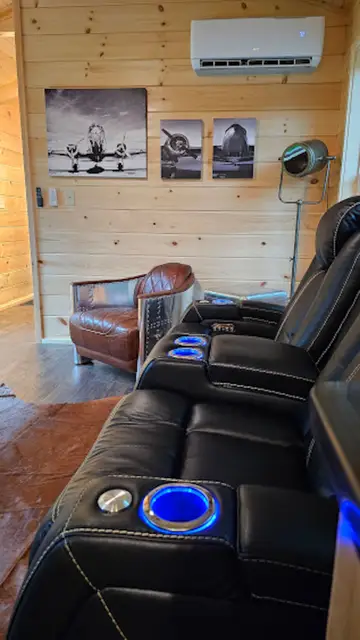 The Aviator, living room, photo 4
